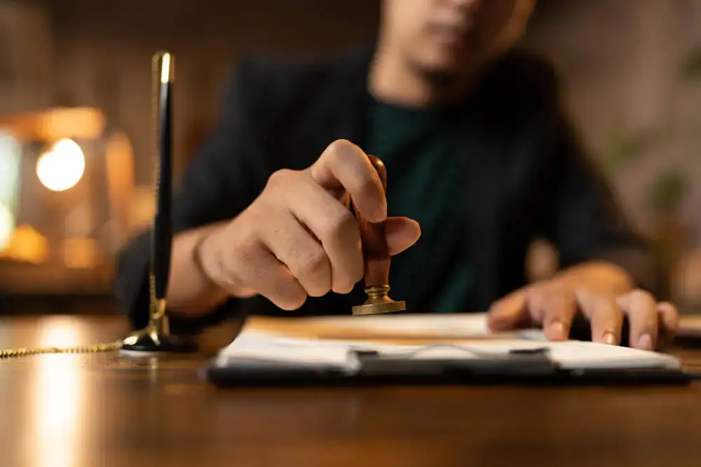 Beëdigd vertaler stempelt officieel document